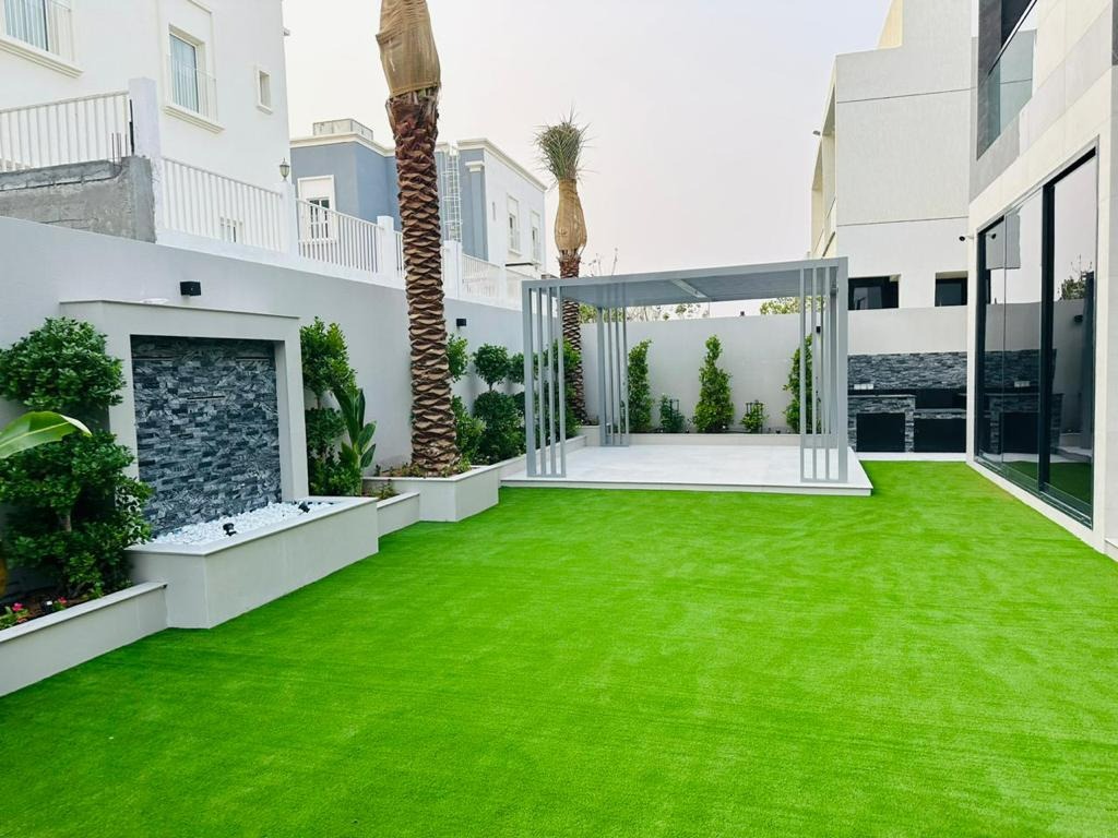 Modern Villa Backyard Pergola, Water Feature & Artificial Grass Landscaping in Dubai by Wajid Ali Landscap and swimming pool